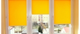 Żółte rolety okienne w kasecie z prowadnicami 